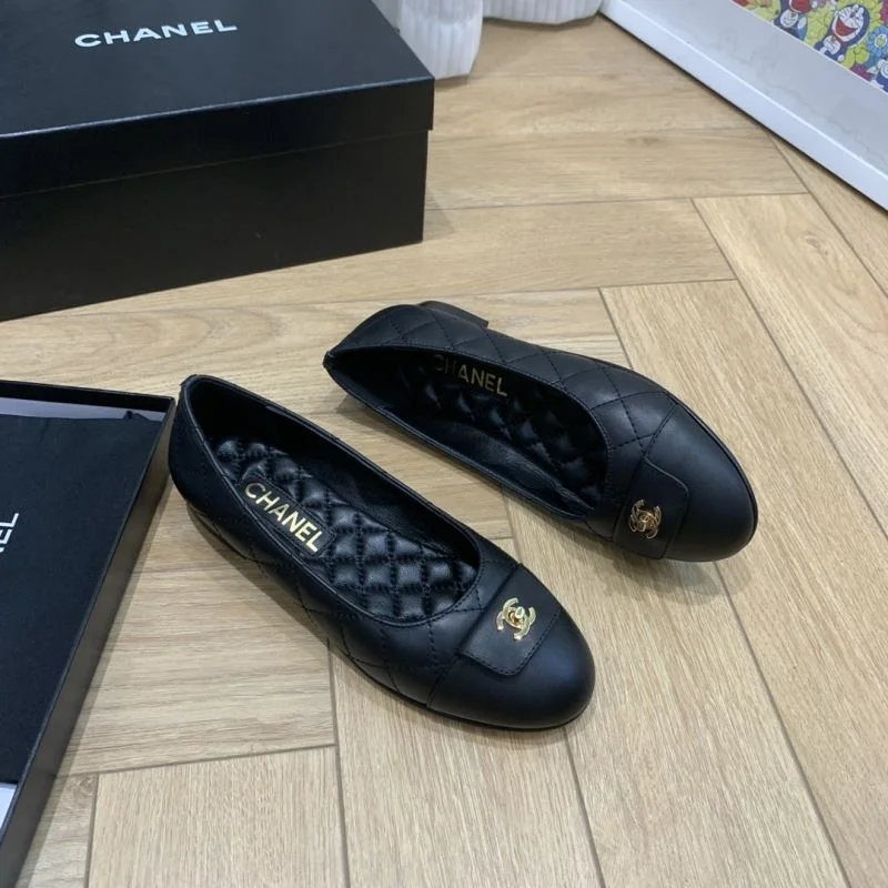 Trendsetting Chanel Low Shoes 20275