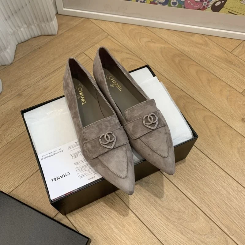 Chanel Low Shoes Sleek 19282
