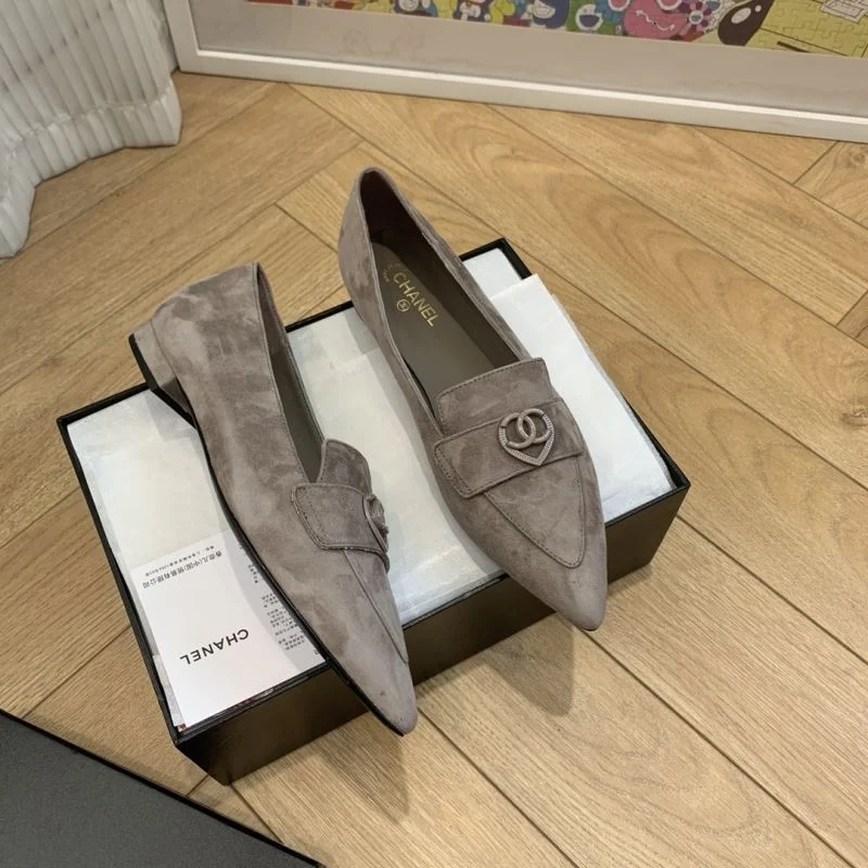 Chanel Low Shoes Sleek 19282