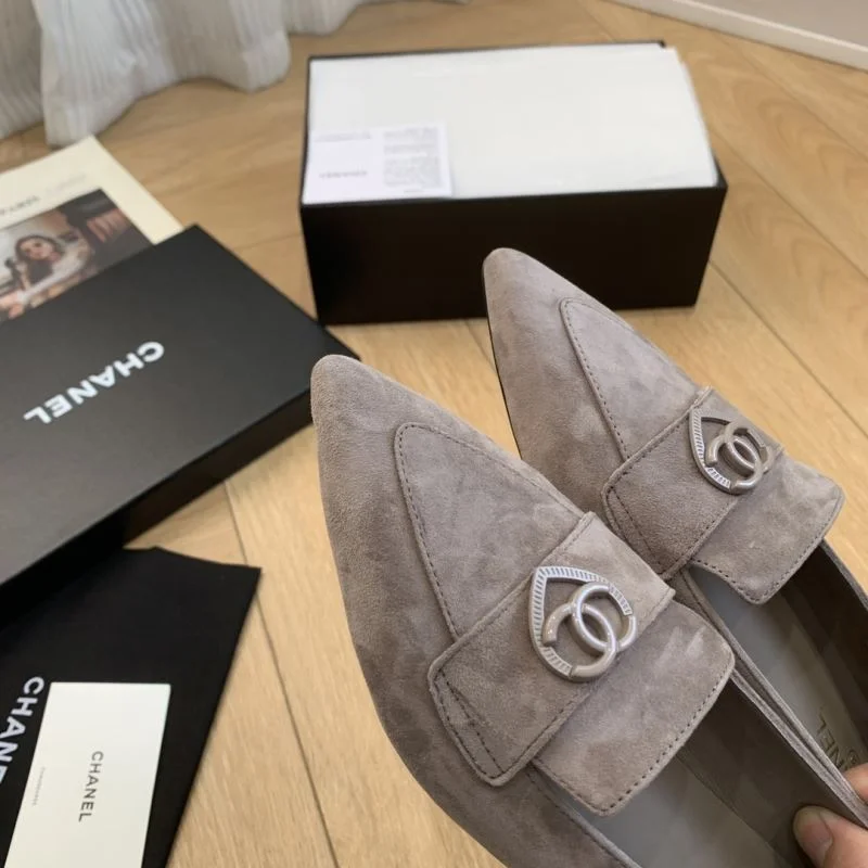 Chanel Low Shoes Sleek 19282