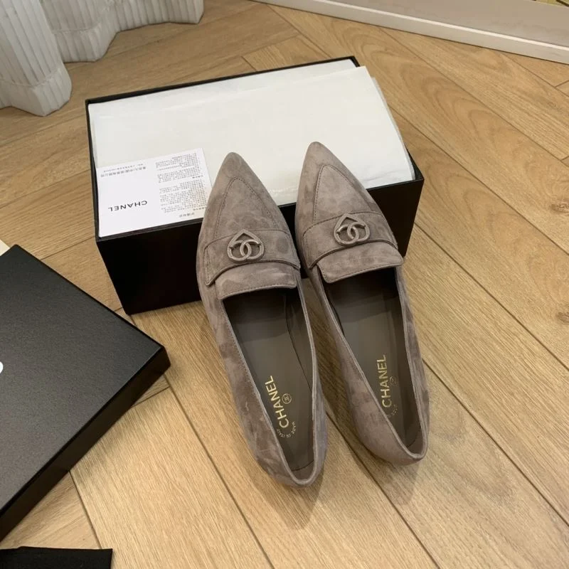 Chanel Low Shoes Sleek 19282