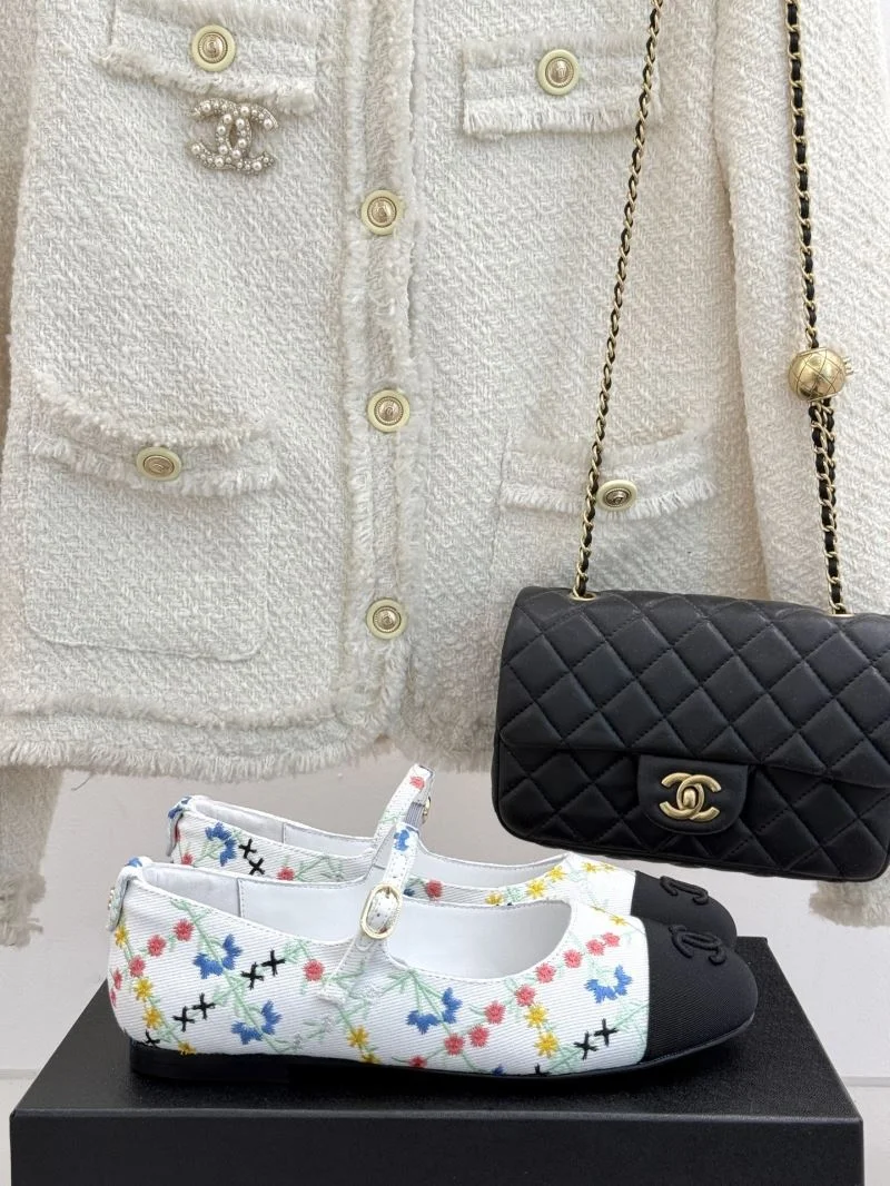 Versatile Chanel Low Shoes 19268