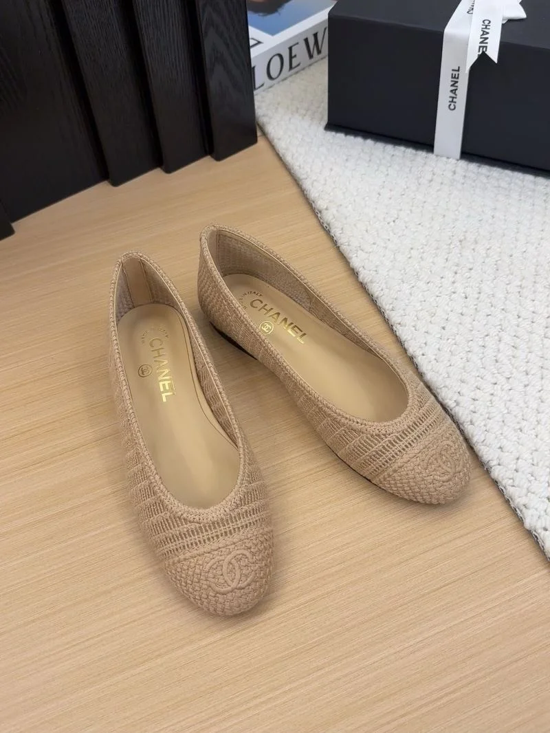 Trendsetting Chanel Low Shoes 19220