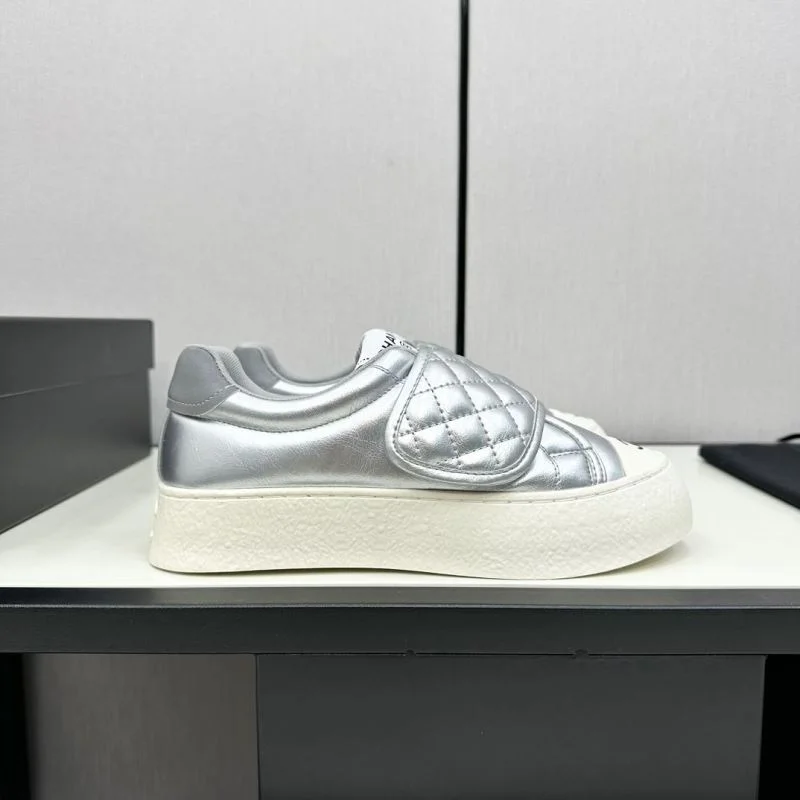 Durable Chanel Low Shoes 20438