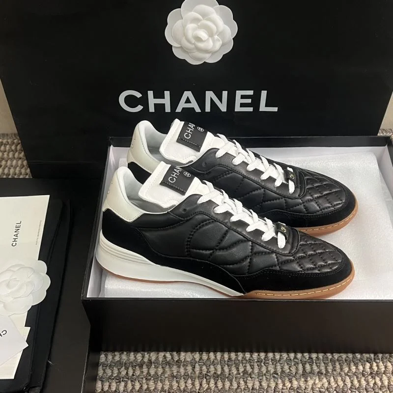 Refined Chanel Low Shoes 18070