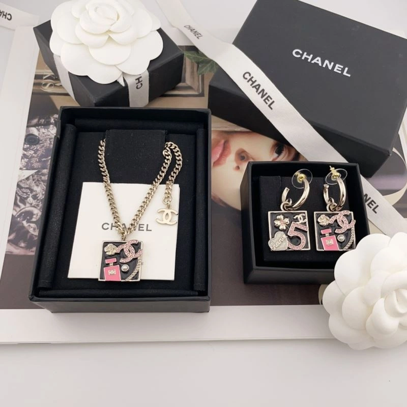 Chanel Necklaces Unisex 231017