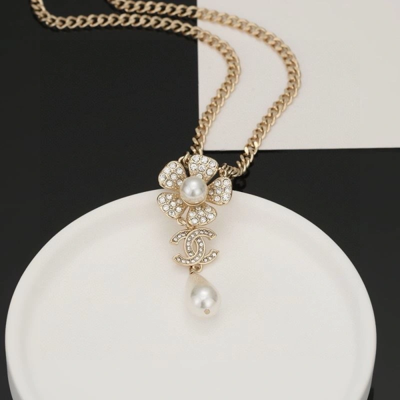 Chanel Necklaces Vibrant 230918