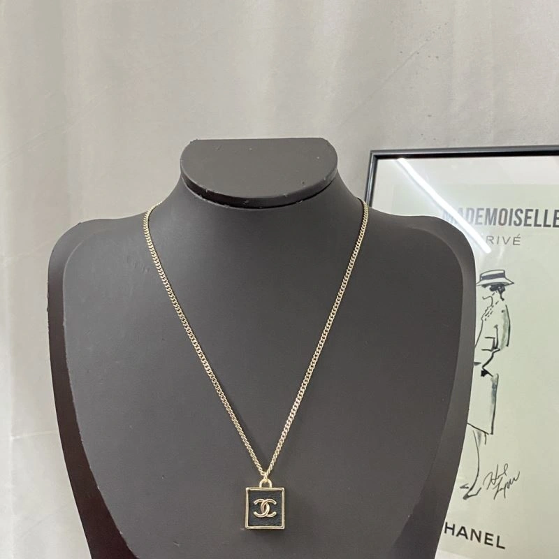Chanel Necklaces Sophisticated 231607