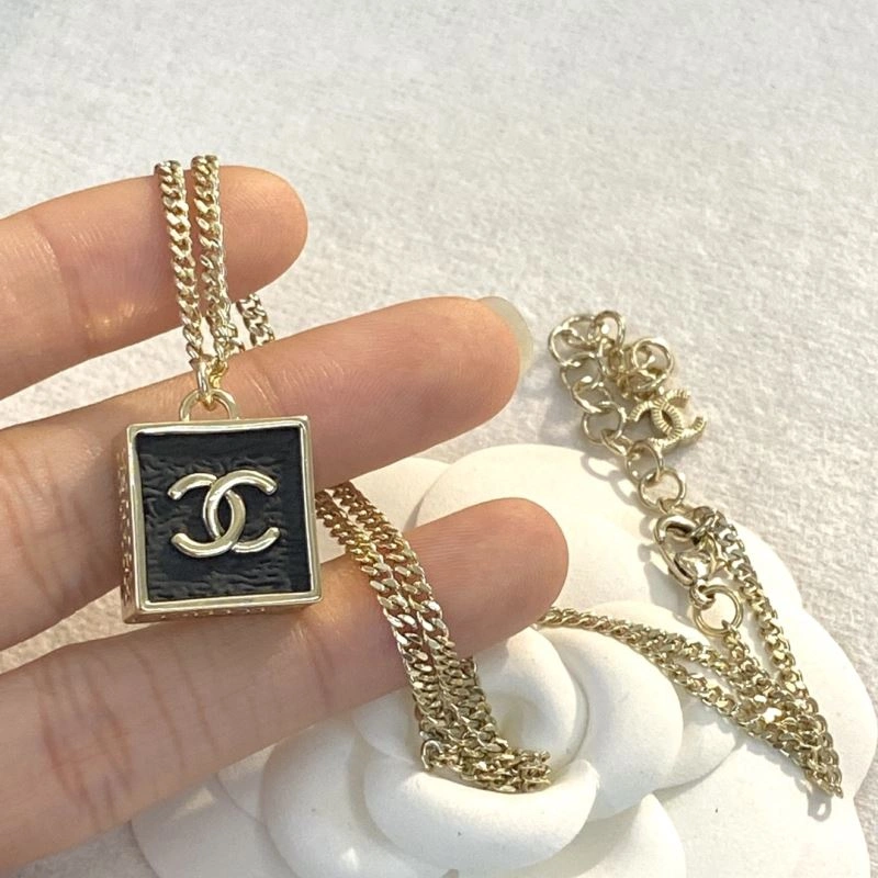 Chanel Necklaces Sophisticated 231607