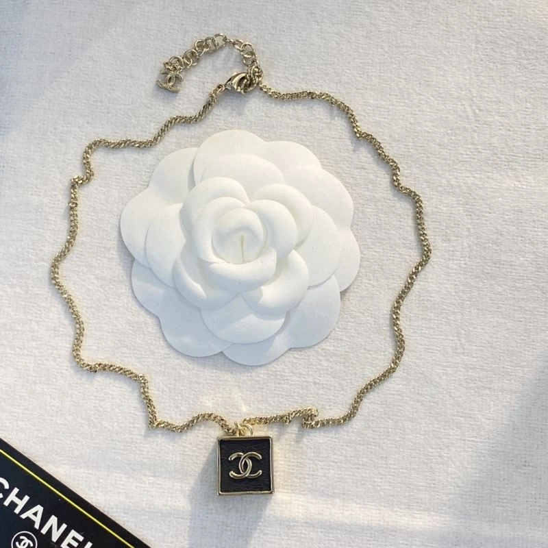 Chanel Necklaces Sophisticated 231607