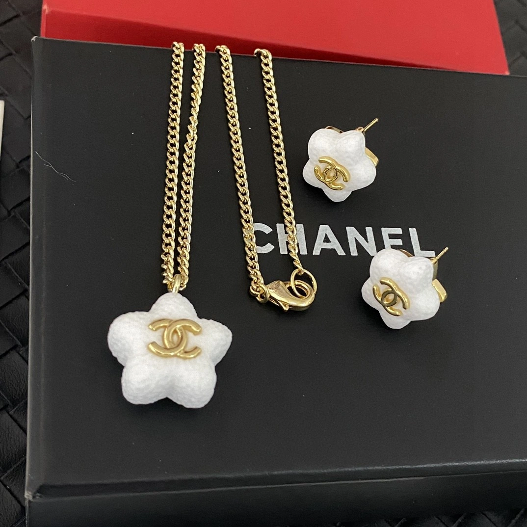 Sporty Chanel Necklaces 231569