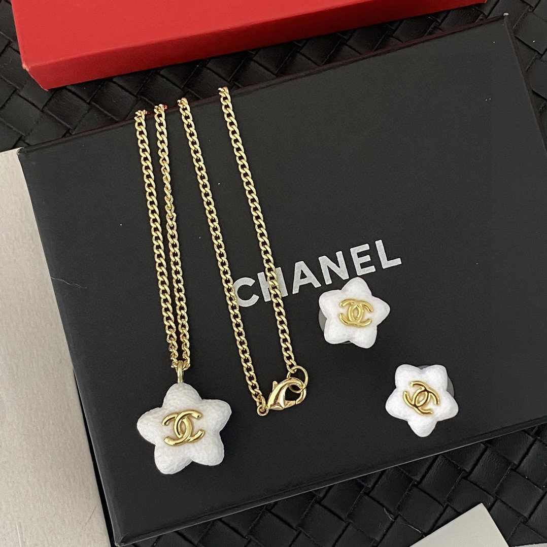 Sporty Chanel Necklaces 231569