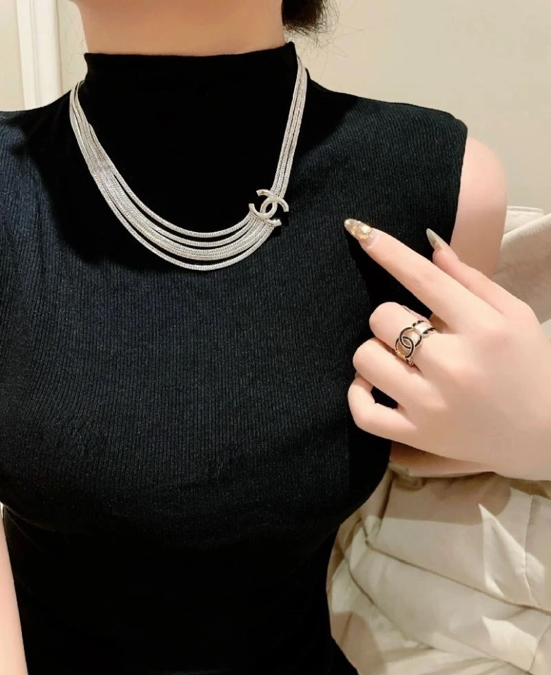 Snug Chanel Necklaces 228632