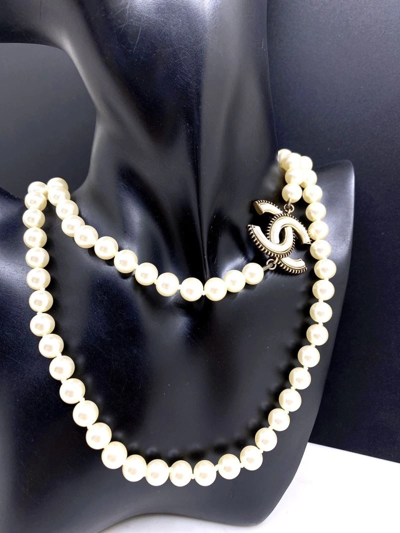 Snug Chanel Necklaces 226650