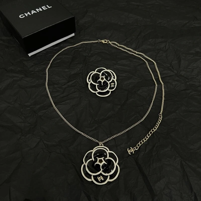 Trendsetting Chanel Necklaces 225812