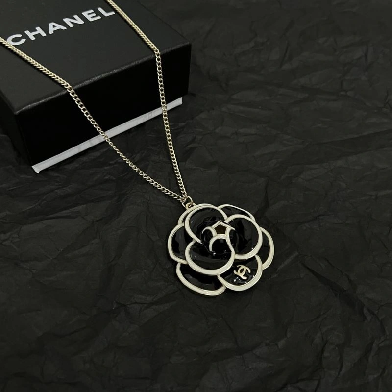 Trendsetting Chanel Necklaces 225812
