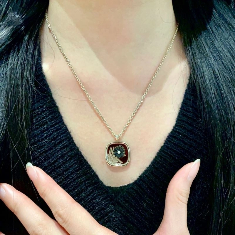 Trendsetting Chanel Necklaces 225755