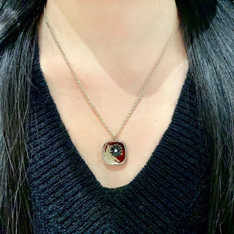 Trendsetting Chanel Necklaces 225755
