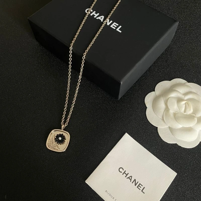Trendsetting Chanel Necklaces 225755