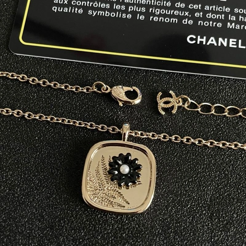 Trendsetting Chanel Necklaces 225755