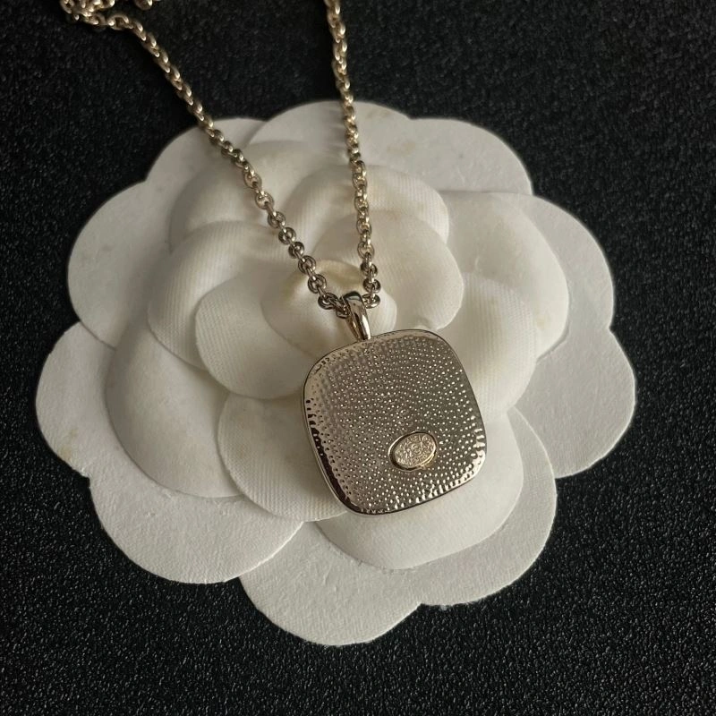 Trendsetting Chanel Necklaces 225755