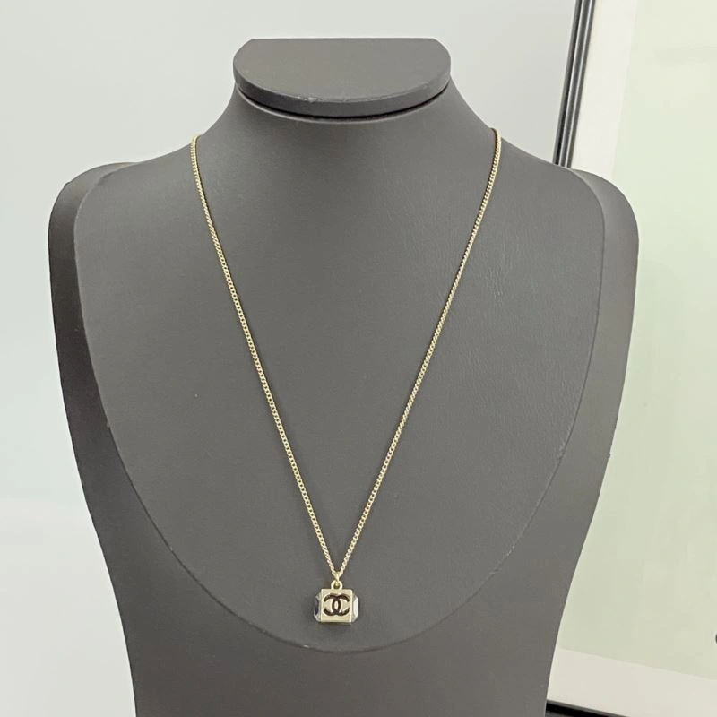 Chanel Necklaces Elegant 225802