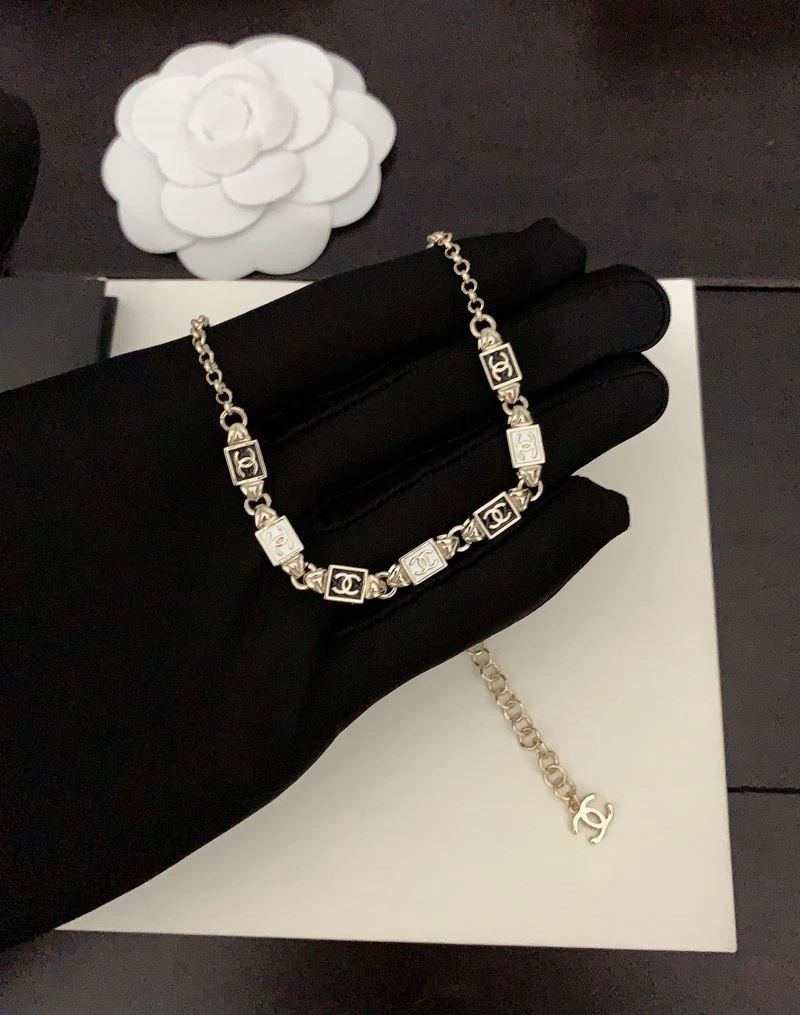 Chanel Necklaces Sleek 224680