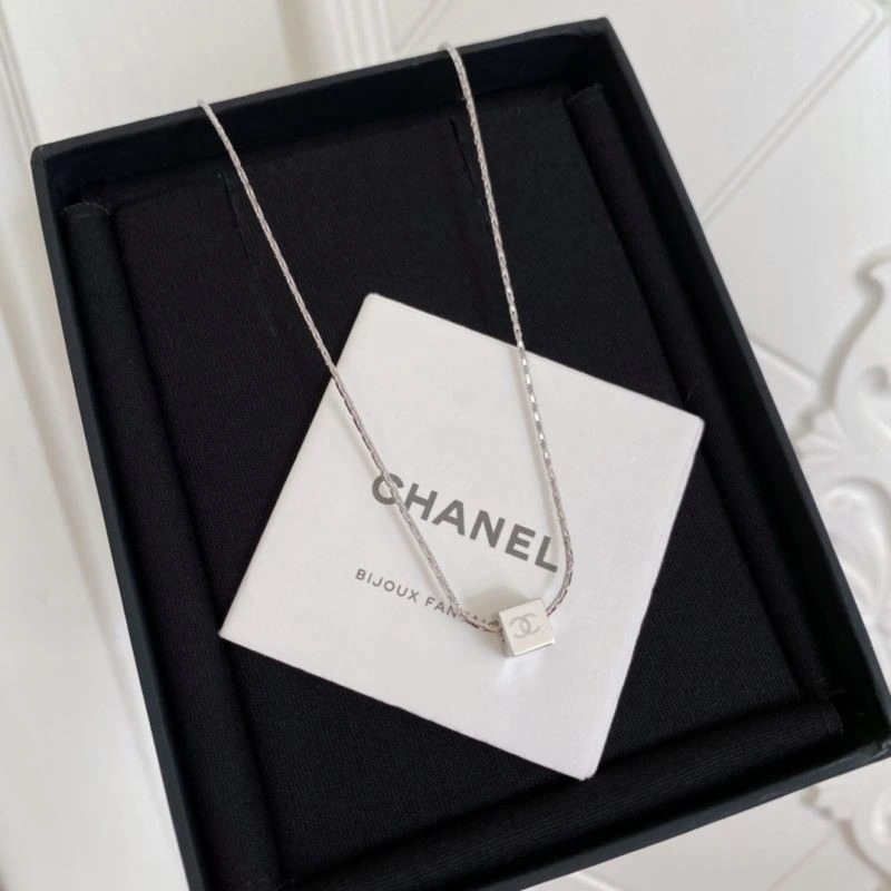 EyeCatching Chanel Necklaces 224543