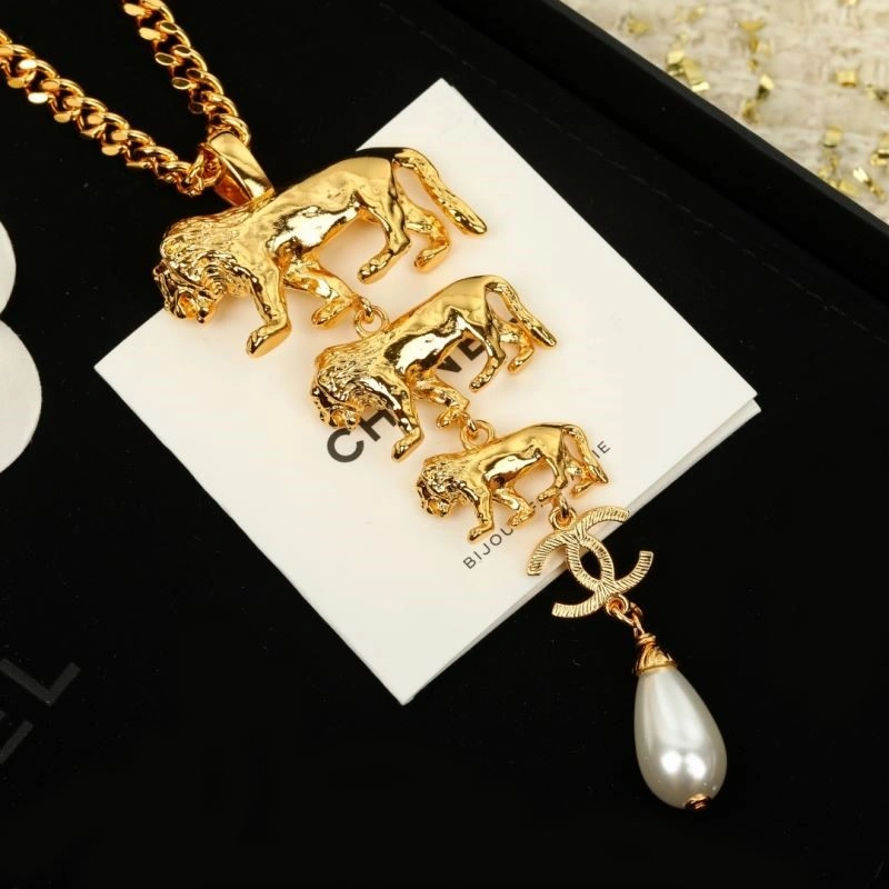 Minimalist Chanel Necklaces 223575