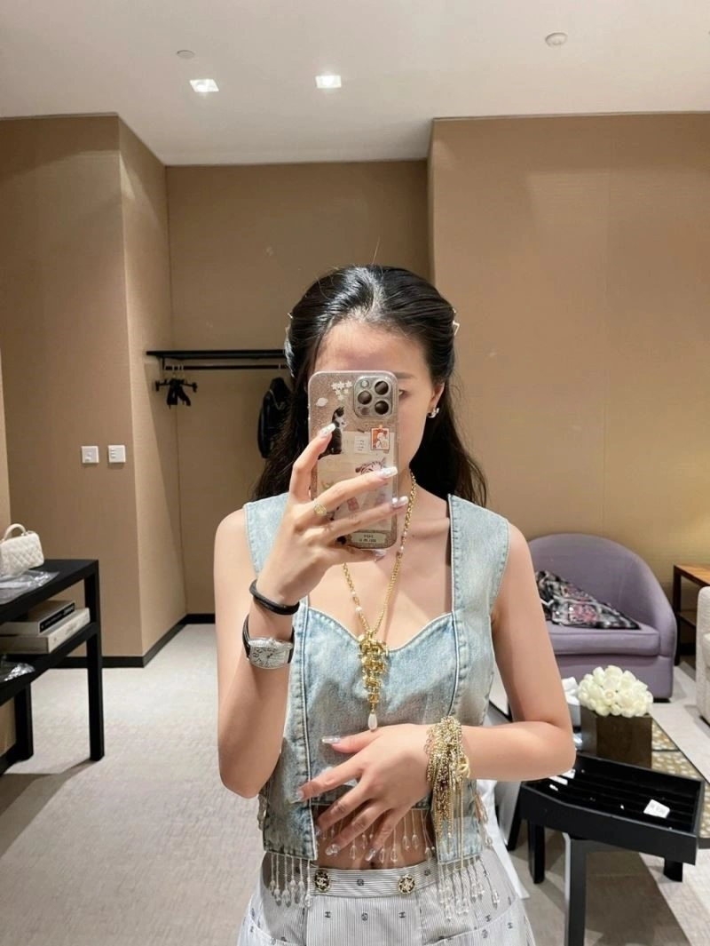 Minimalist Chanel Necklaces 223575