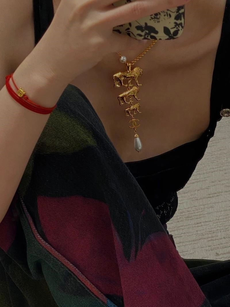 Minimalist Chanel Necklaces 223575