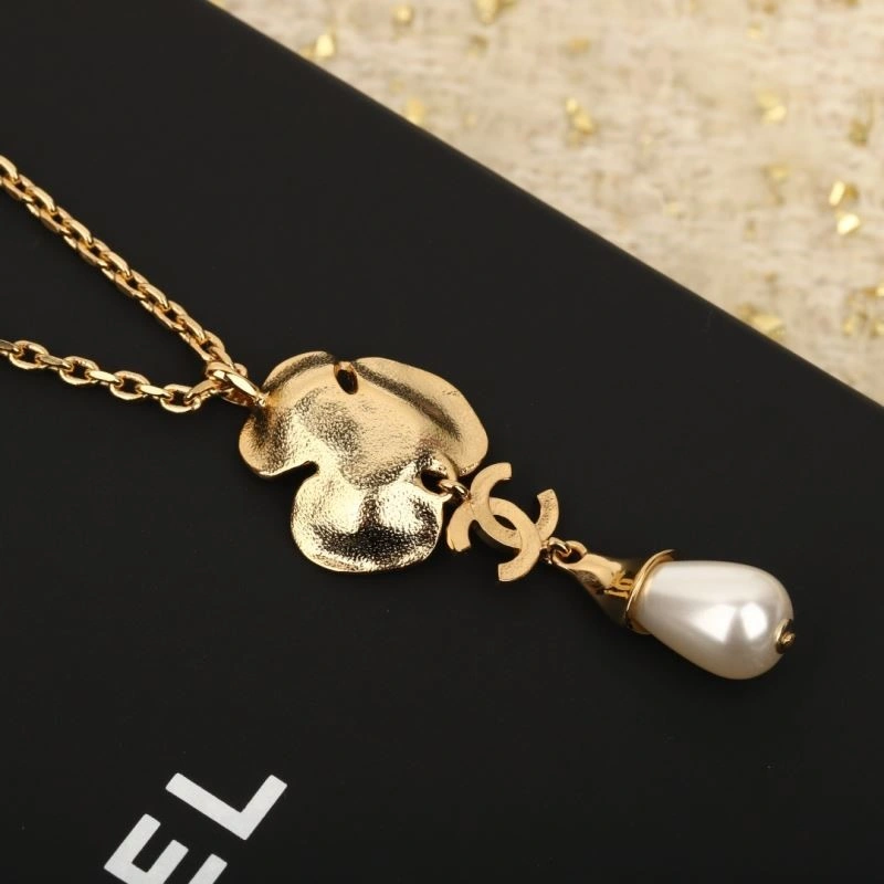 Contemporary Chanel Necklaces 223578