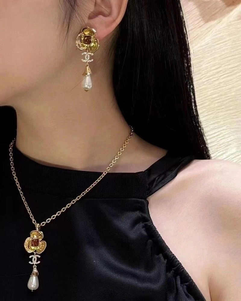 Contemporary Chanel Necklaces 223578