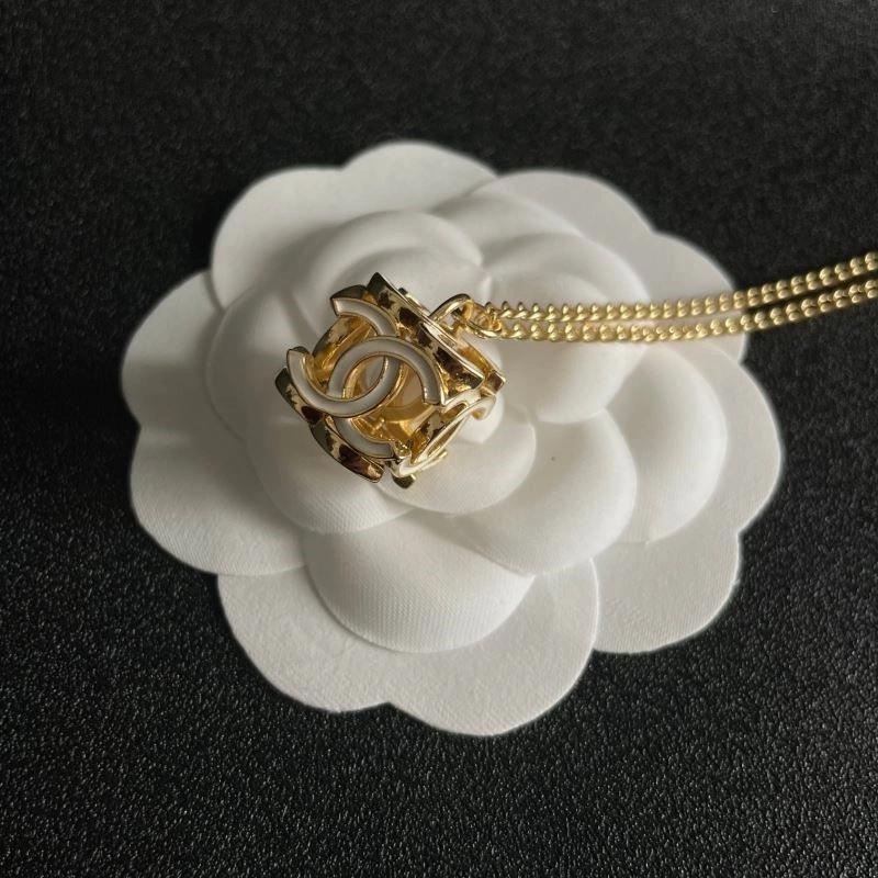 Sophisticated Chanel Necklaces 222203