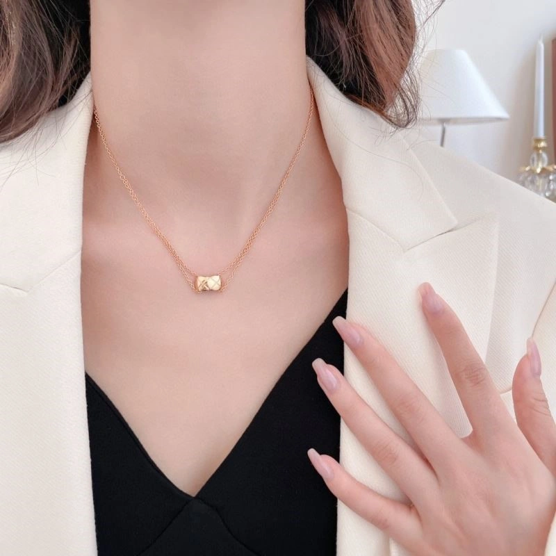 Chanel Necklaces Chic 220726