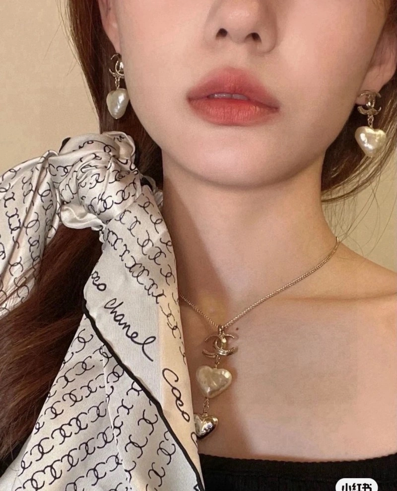 WaterResistant Chanel Necklaces 220628