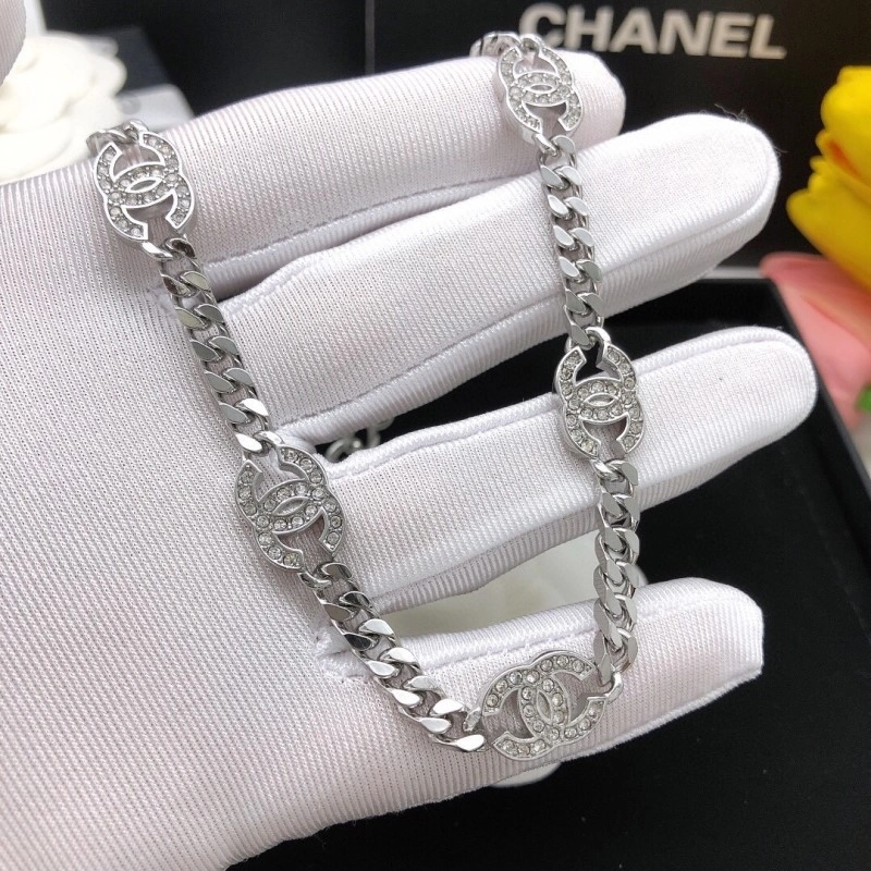 Compact Chanel Necklaces 219009