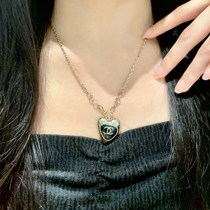 Contemporary Chanel Necklaces 218999