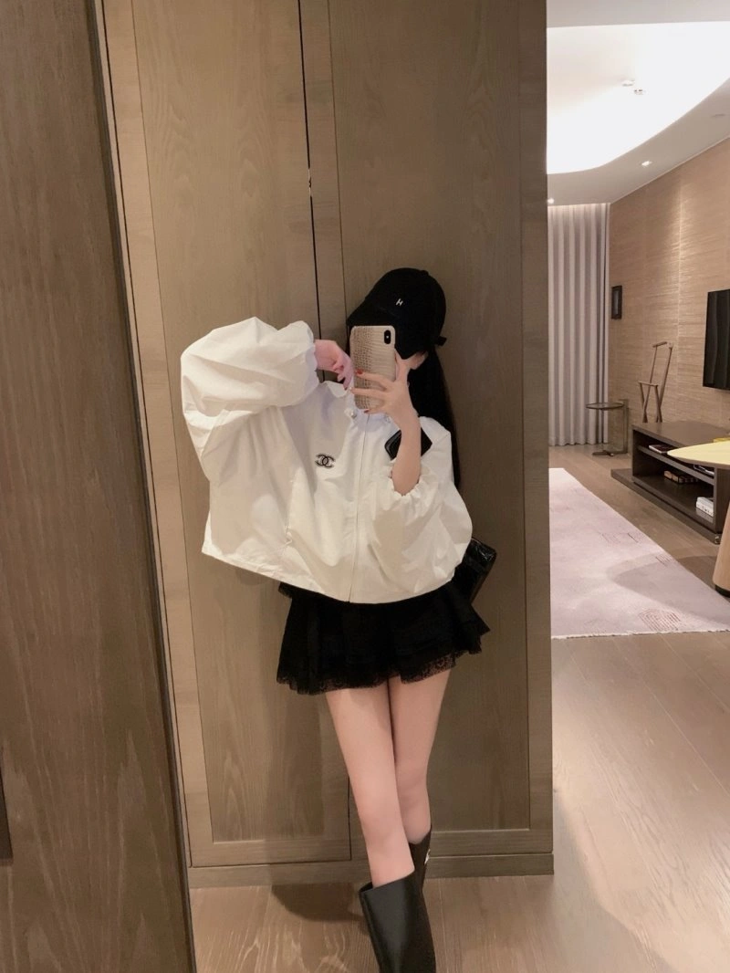 Lightweight Chanel Outwear 108832