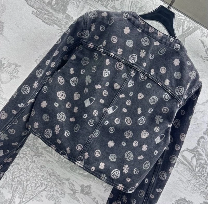 Elegant Chanel Outwear 108138