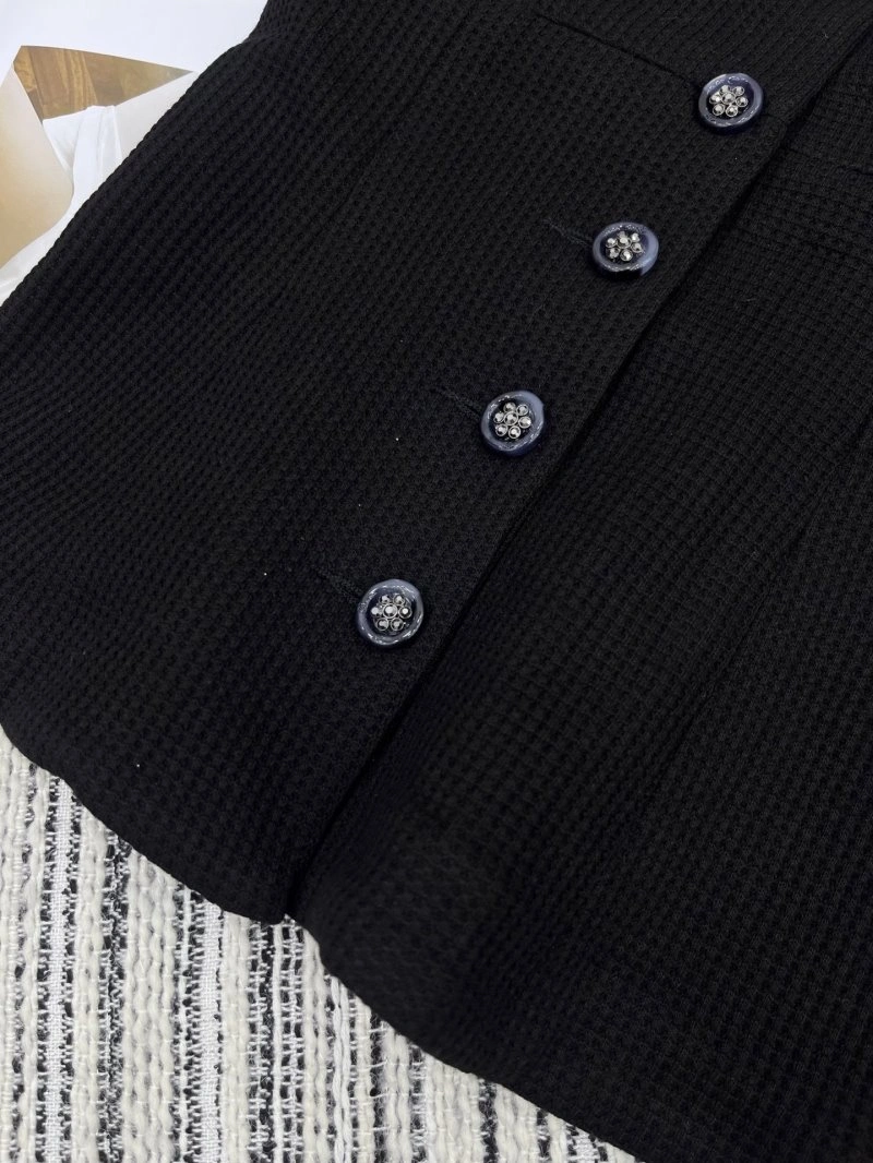 Chanel Outwear Unique 109781