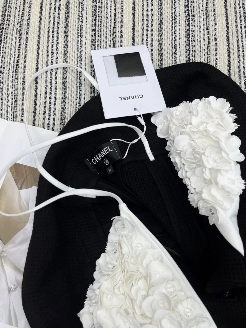 Chanel Outwear Unique 109781