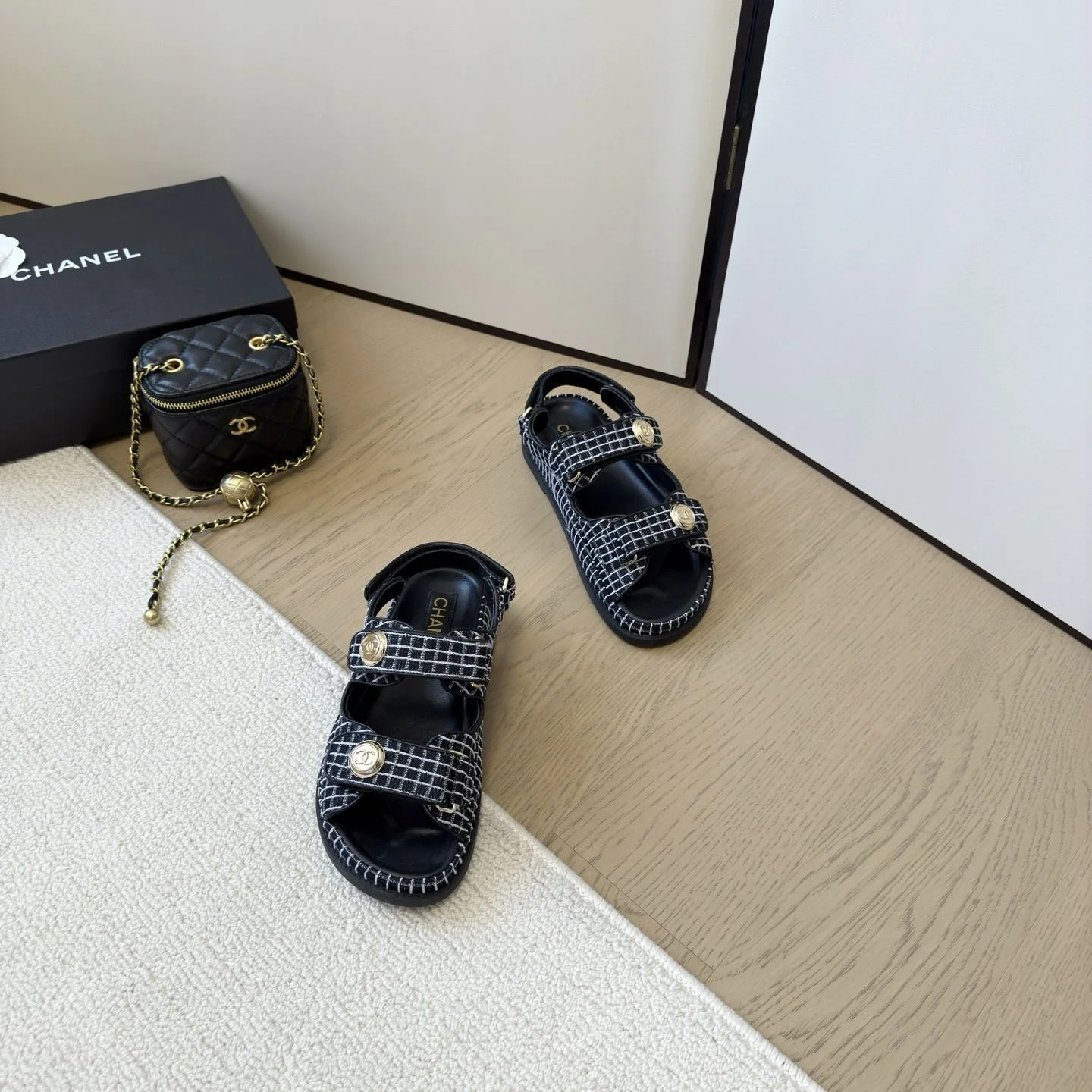 Chanel Sandals Sleek 18001