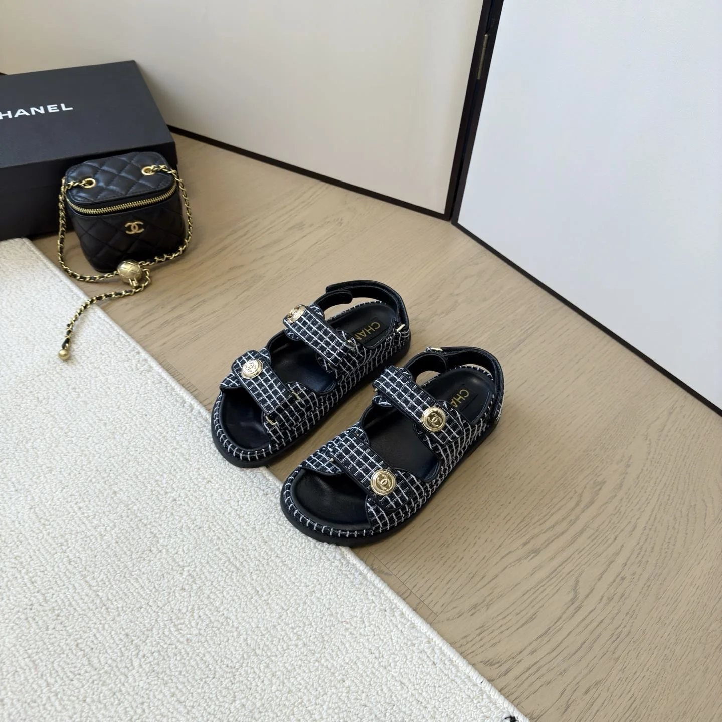 Chanel Sandals Sleek 18001