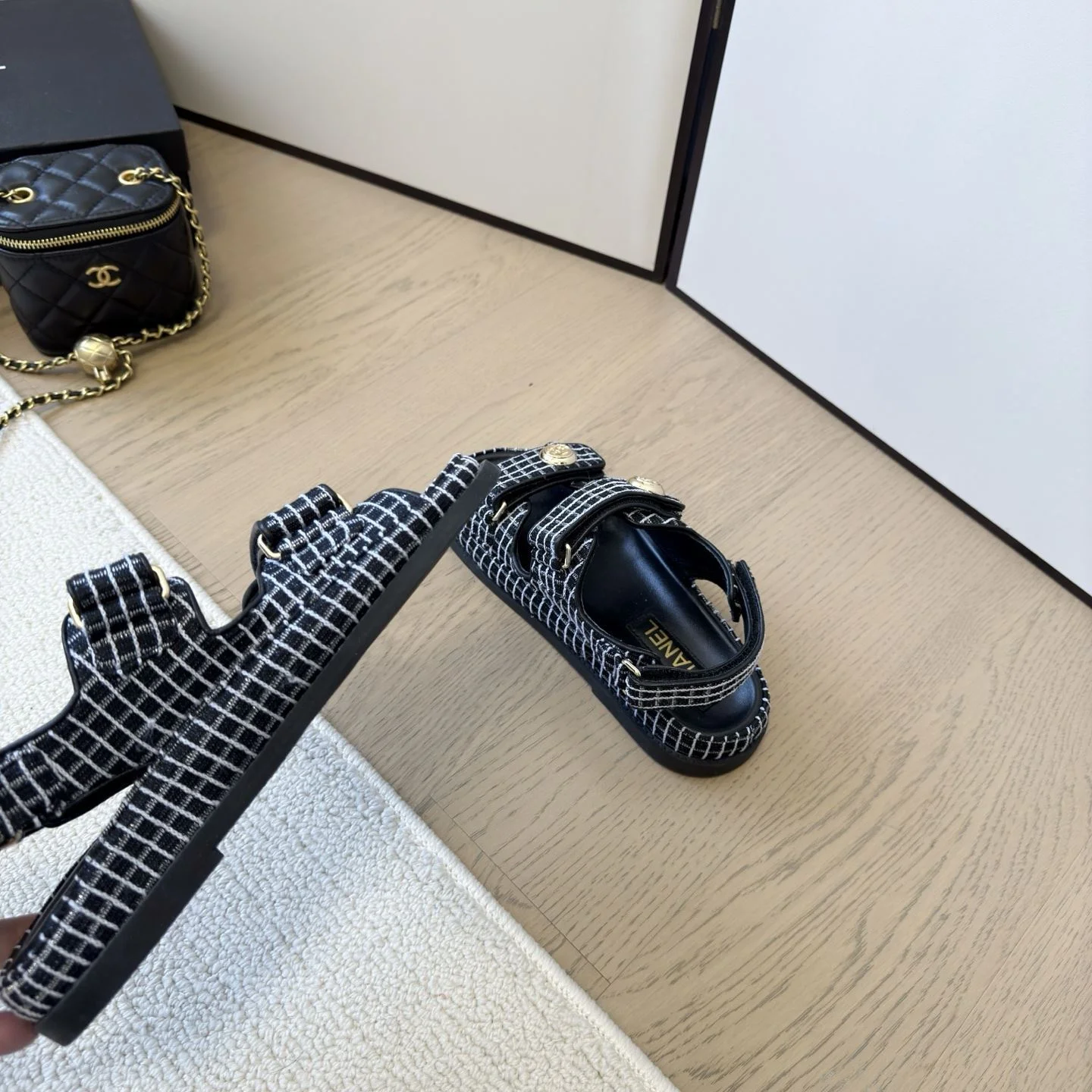 Chanel Sandals Sleek 18001
