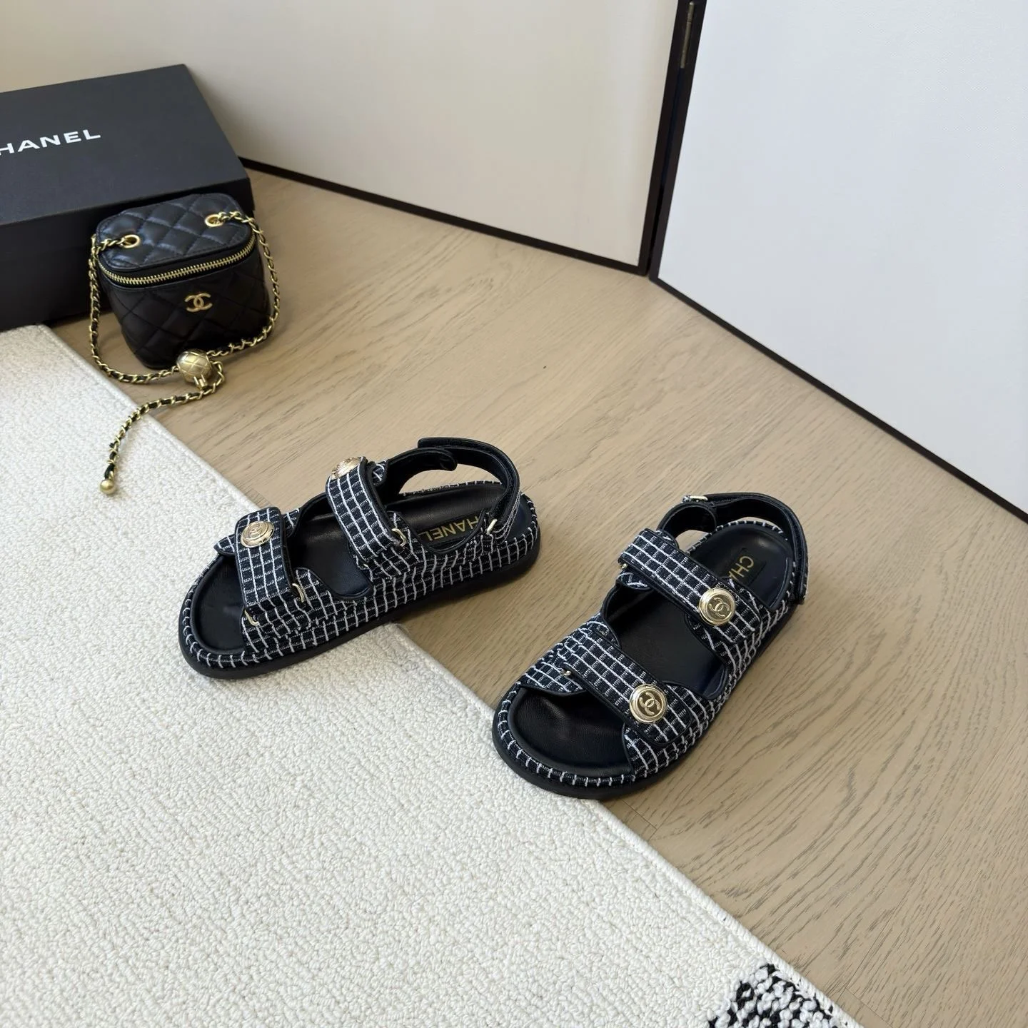 Chanel Sandals Sleek 18001