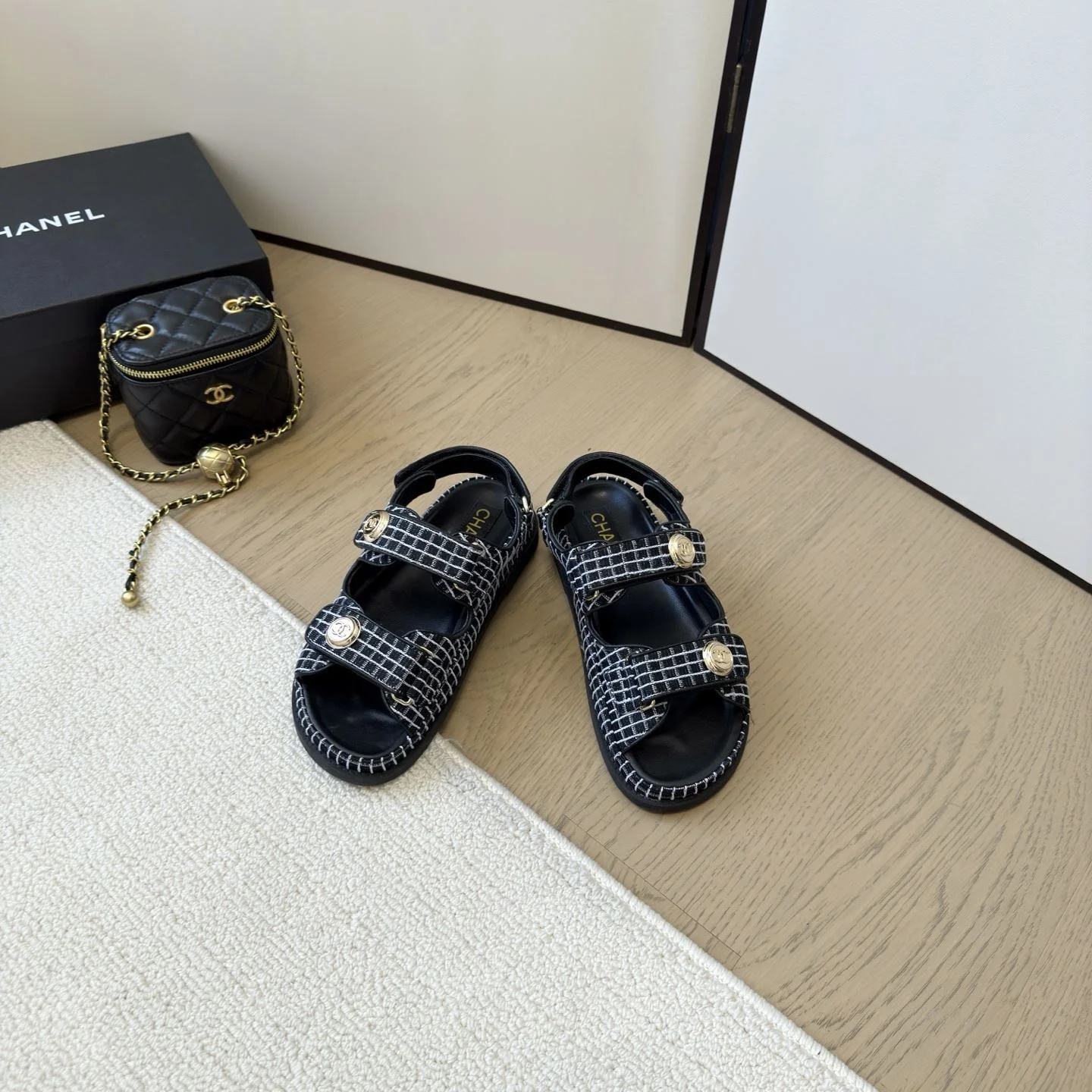 Chanel Sandals Sleek 18001