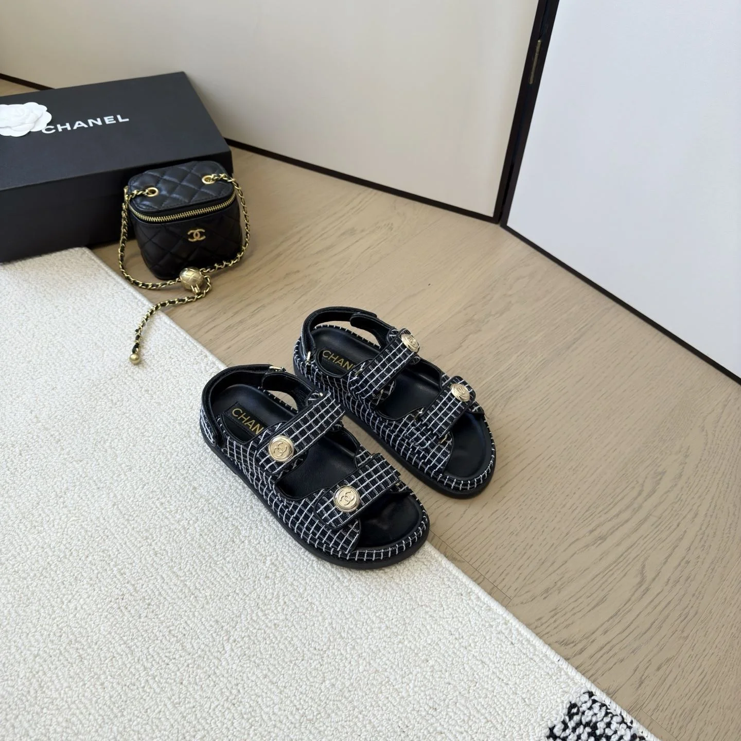 Chanel Sandals Sleek 18001