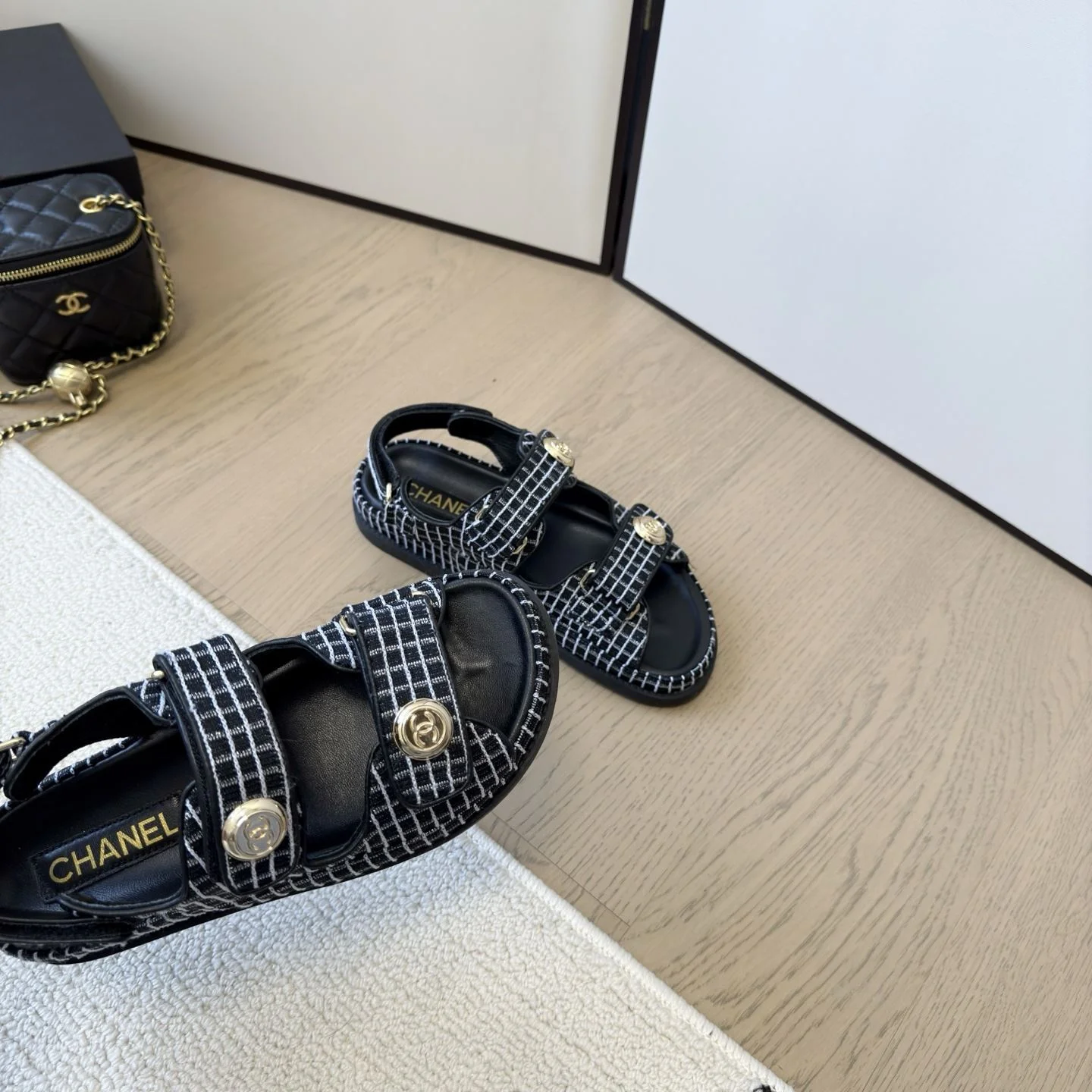 Chanel Sandals Sleek 18001