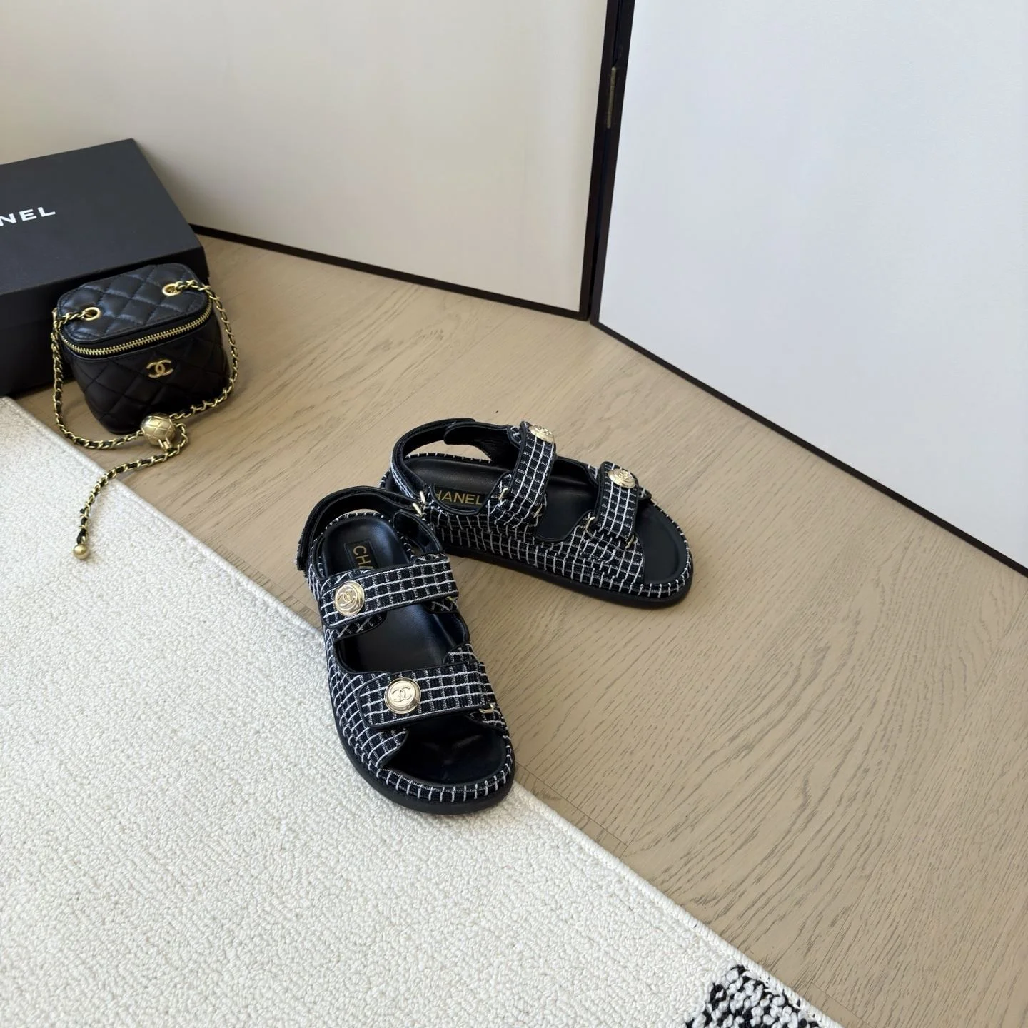 Chanel Sandals Sleek 18001